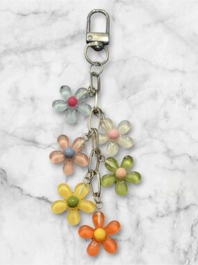 Multicolor Daisy Charm Keychain - Pastel Flower Pendant